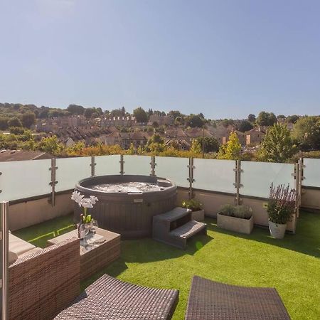 Stylish Penthouse Apartment With Hot Tub บาธ ภายนอก รูปภาพ