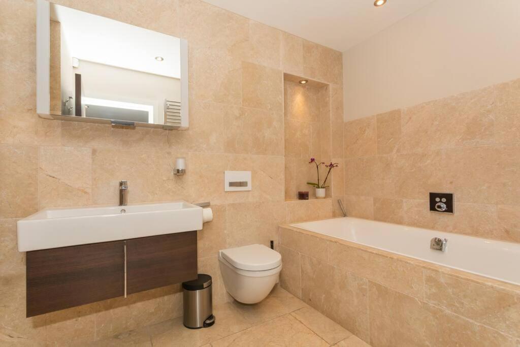 Stylish Penthouse Apartment With Hot Tub บาธ ภายนอก รูปภาพ