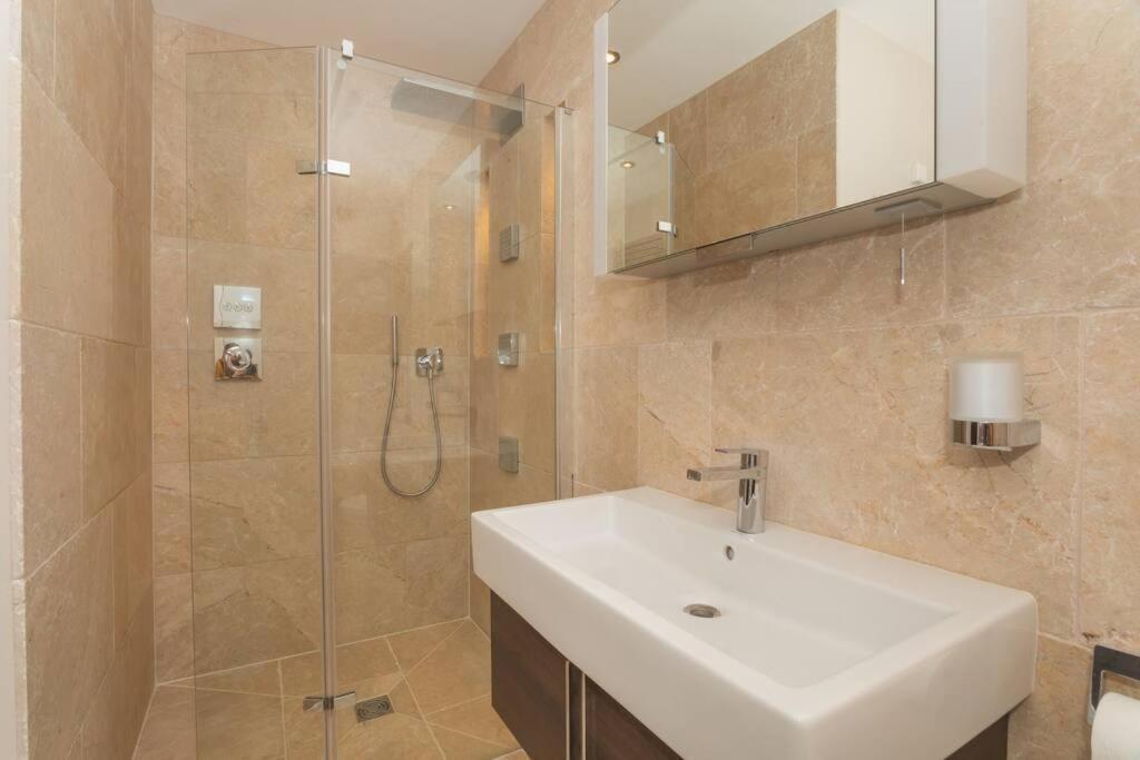 Stylish Penthouse Apartment With Hot Tub บาธ ภายนอก รูปภาพ