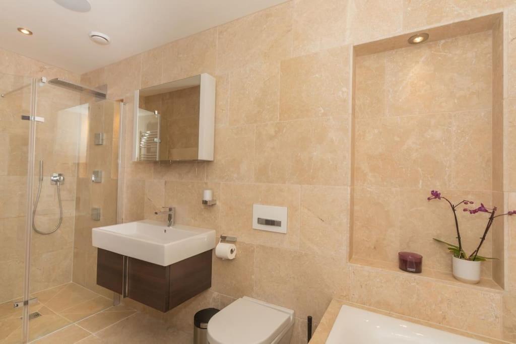 Stylish Penthouse Apartment With Hot Tub บาธ ภายนอก รูปภาพ