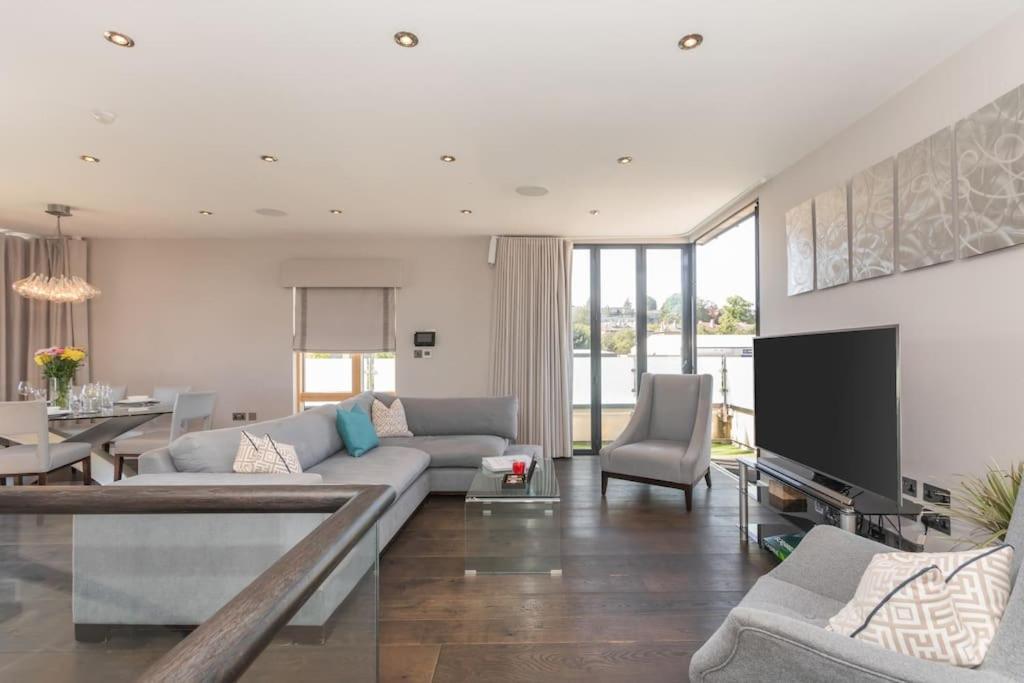 Stylish Penthouse Apartment With Hot Tub บาธ ภายนอก รูปภาพ
