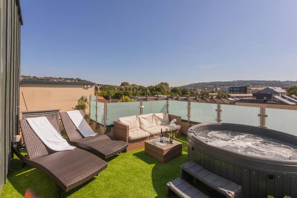 Stylish Penthouse Apartment With Hot Tub บาธ ภายนอก รูปภาพ